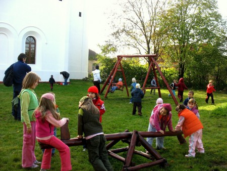 Az óvoda-iskola udvara megtelt gyerekekkel